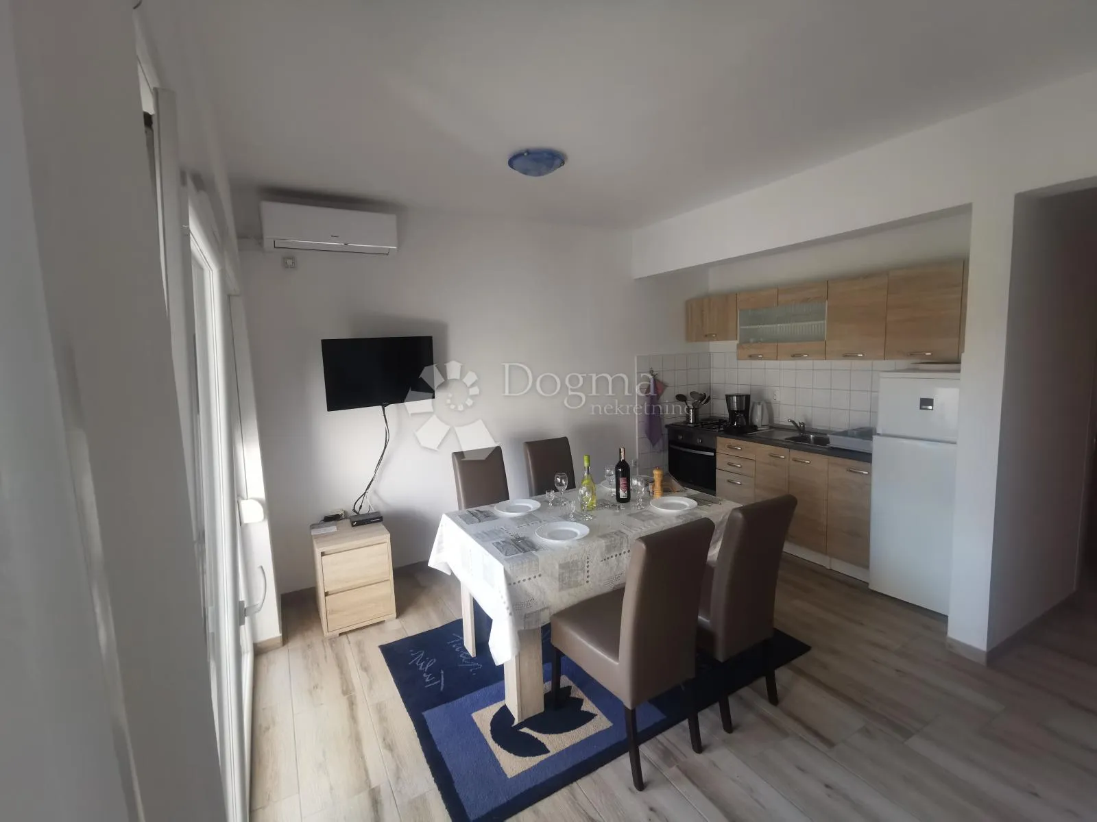 kuća na viru s bazenom i apartmanima - 698m2 - slika 14