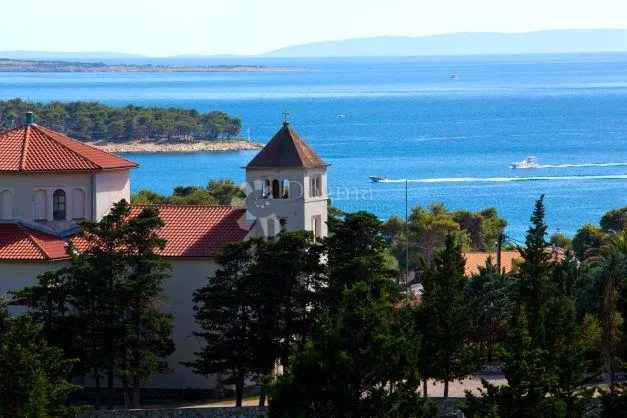 luksuzna kuća s bazenom i apartmanima na rabu - slika 27