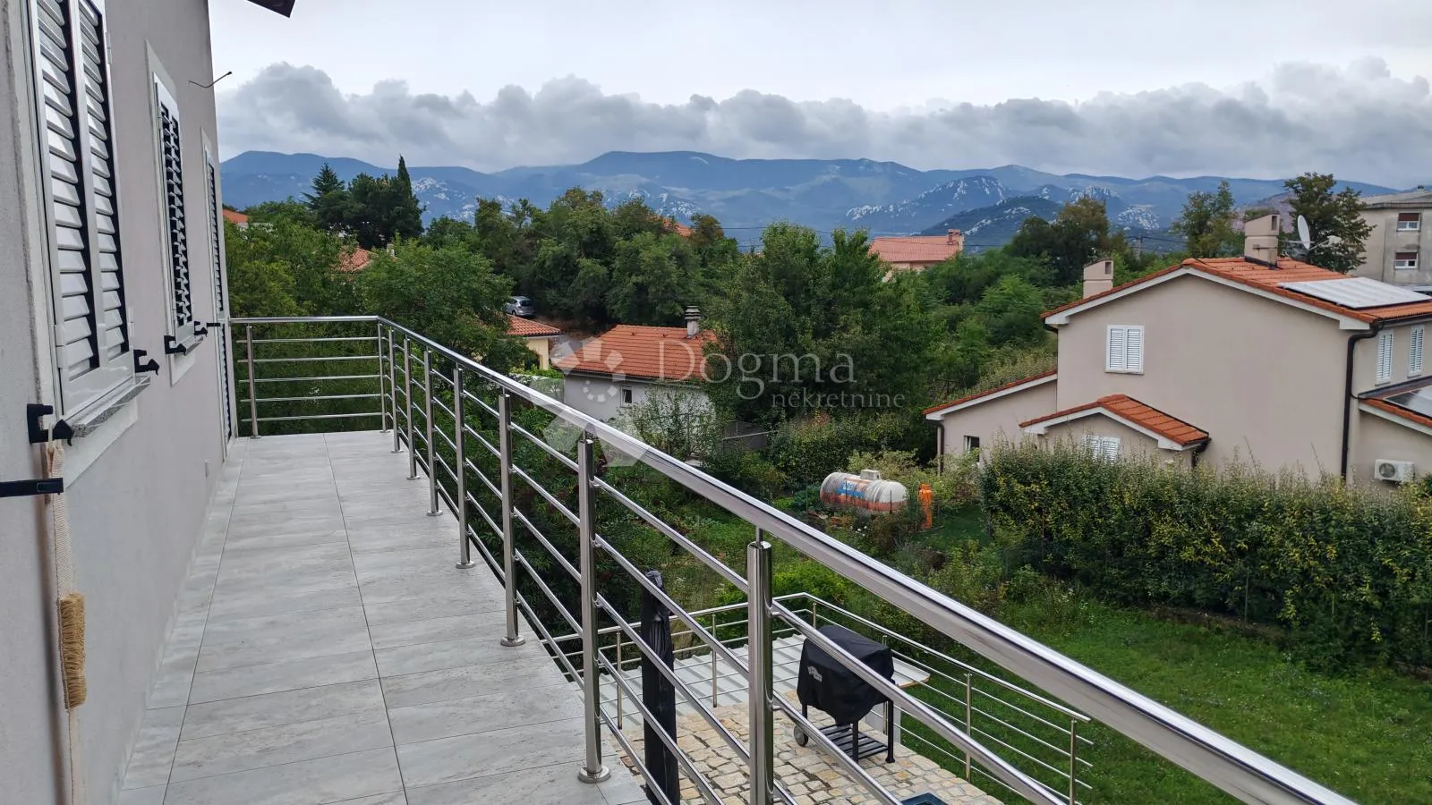 kuća sa tri zasebna stana - slika 19