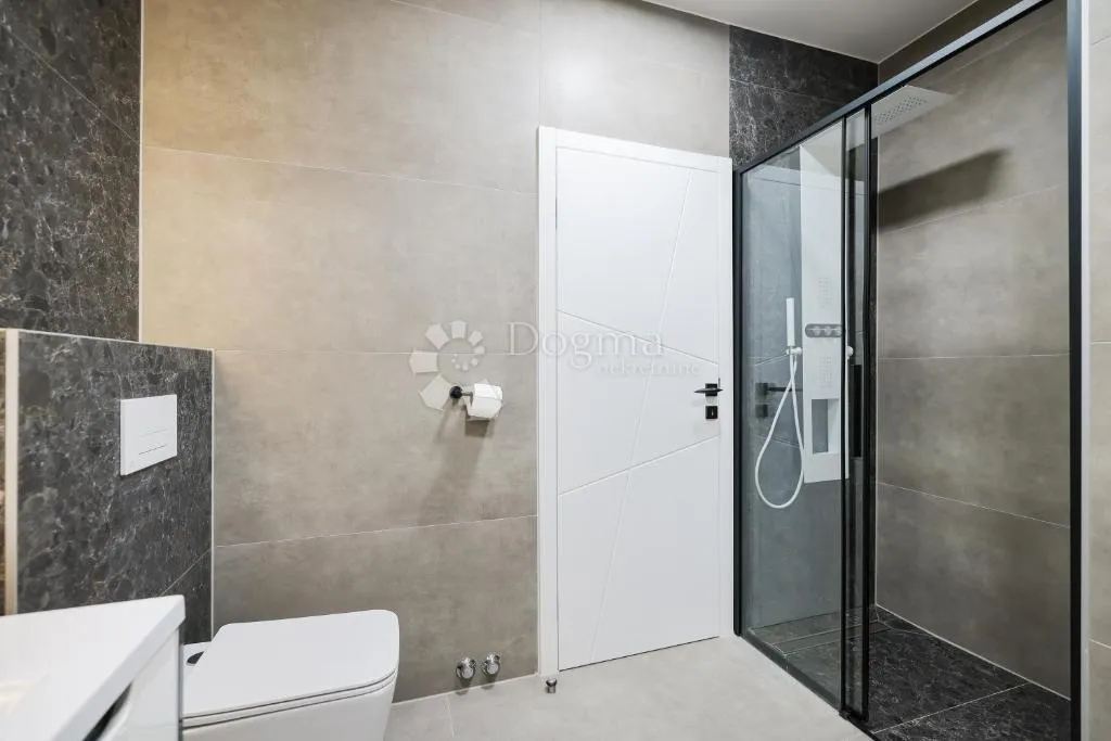 luksuzna dvojna kuća s bazenom – privlaka, 150 m od mora s3 - slika 14
