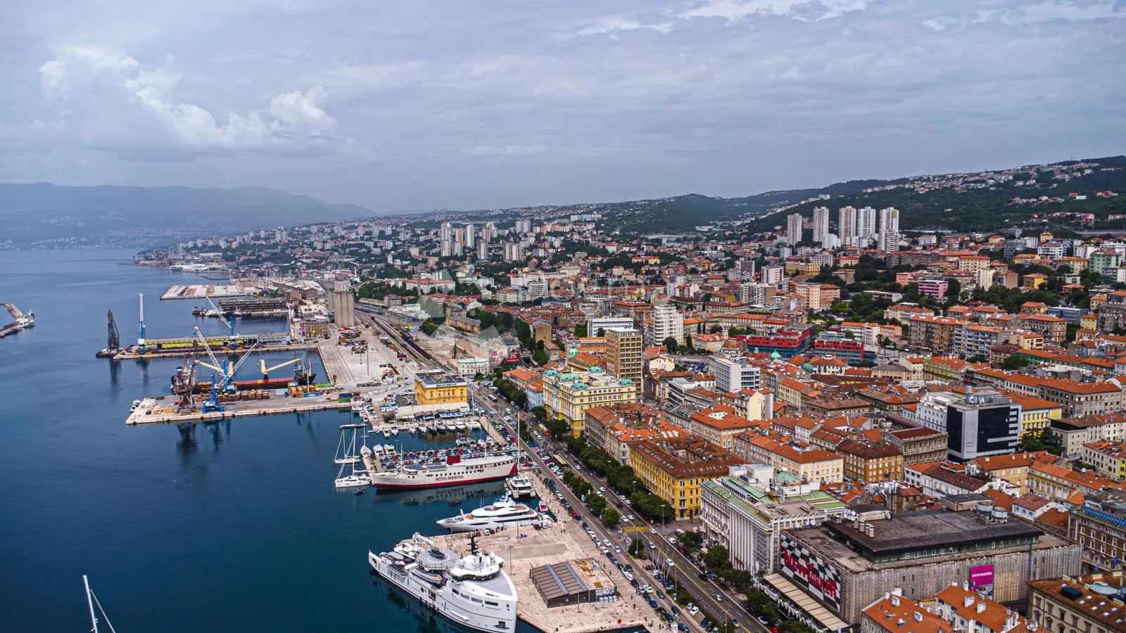 Centar 121m2 4skl prvi kat Porto Baroš na dlanu!! - Rijeka