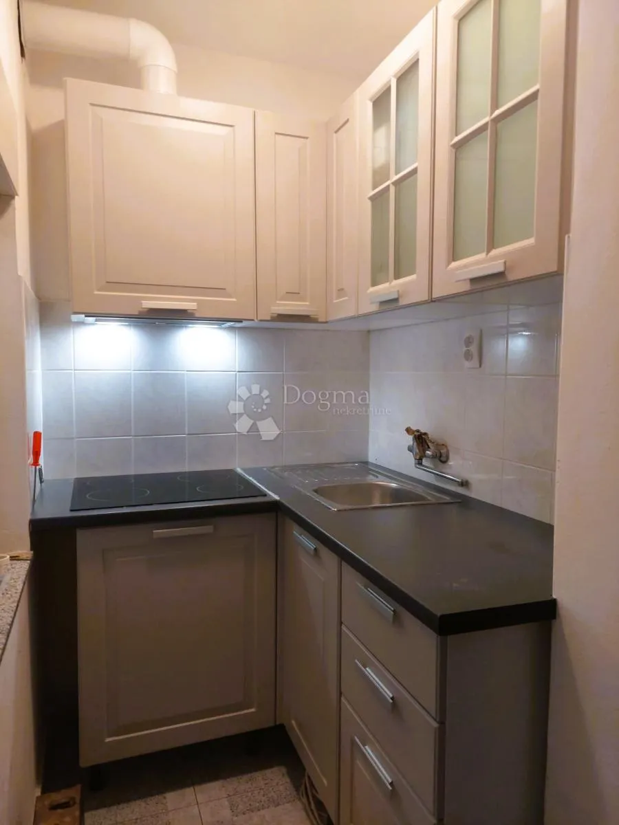 potpuno namještena kuća s tri apartmana - slika 9
