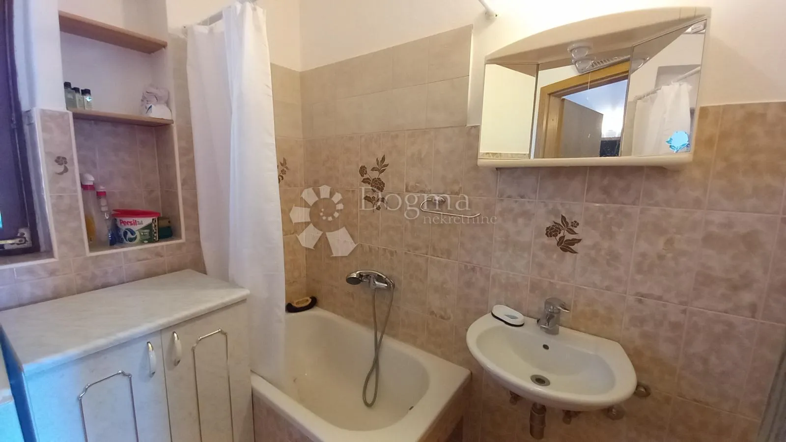 prostrana kuća s dva apartmana u mirnom okruženju blizu brtonigle - slika 27
