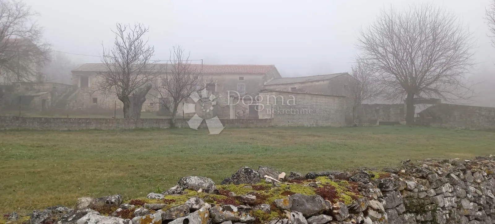 kuca sa velikim građevinskim terenom - slika 7