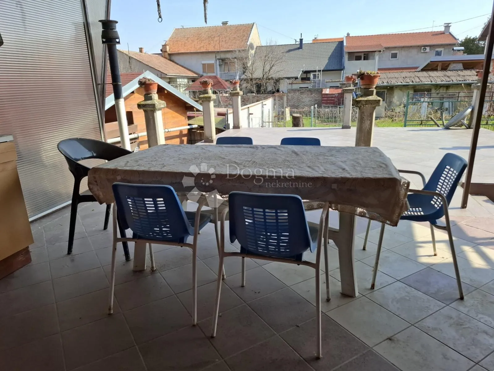prilika! kuća uz stadion i bazene - slika 13