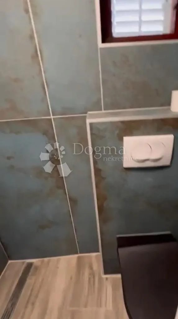 tisno kuća u prvom redu do mora odlična prilika - slika 42