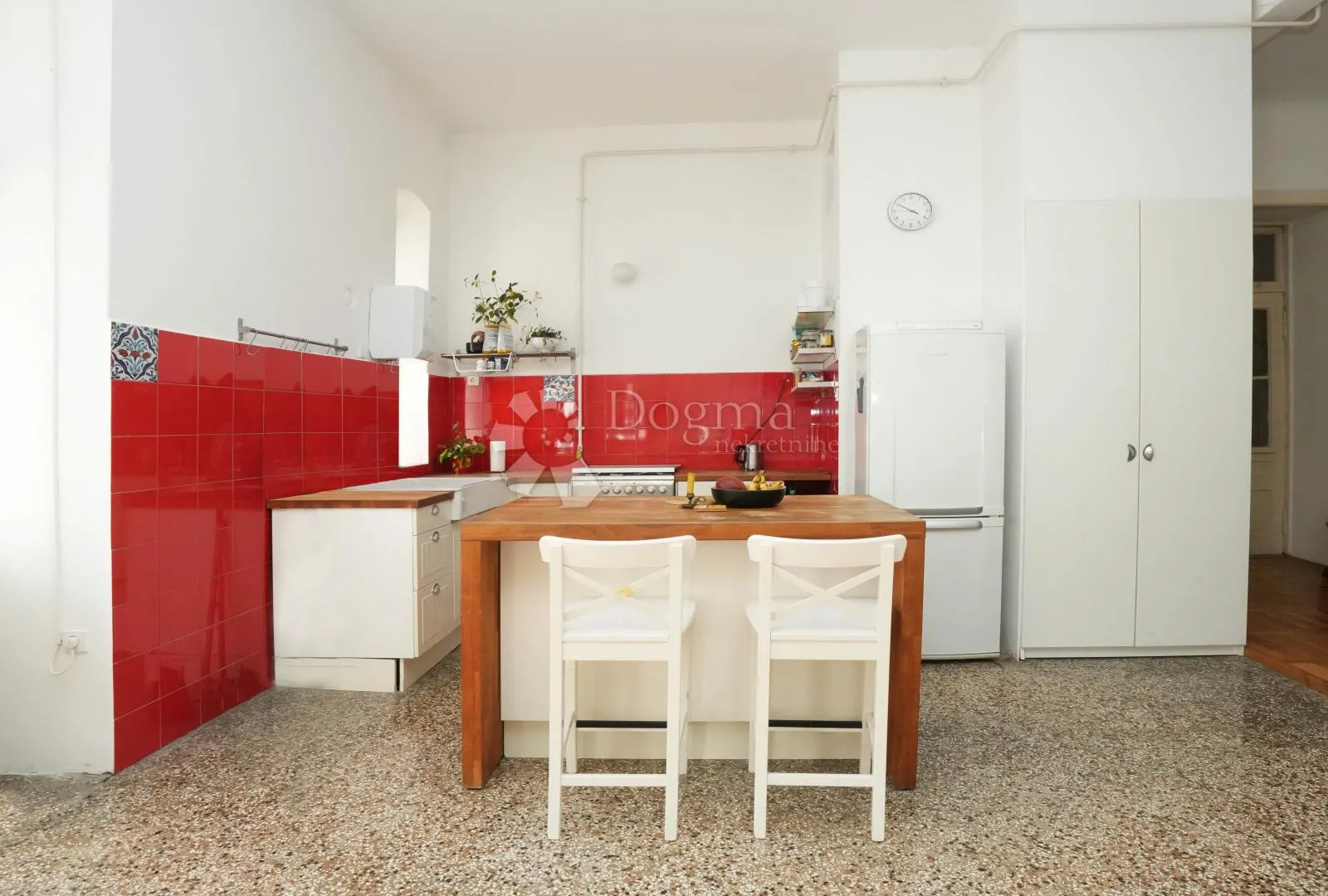 prekrasan stan kod tržnice sa terasom - slika 8