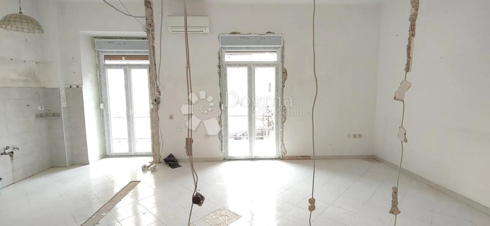 belveder – 3s+db s velikim dnevnim prostorom (32 m²), balkon, projekt adaptacije i nova pvc stolarija uključena - slika 8