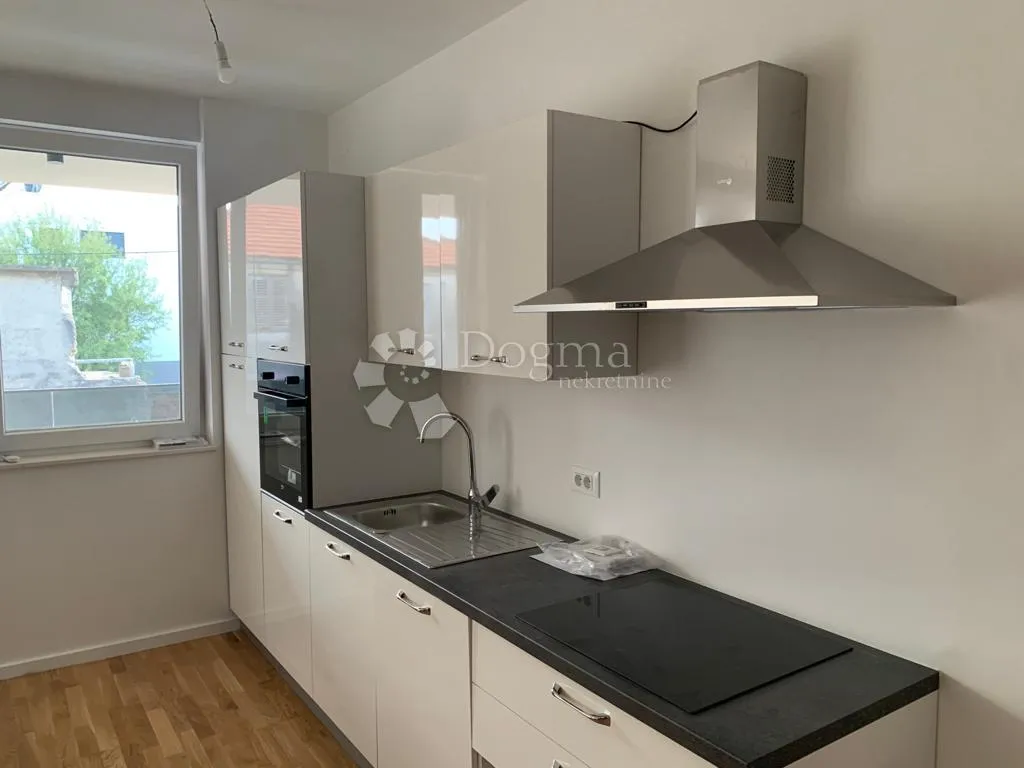 vodice-novogradnja sa garažom, 143m2 - slika 14