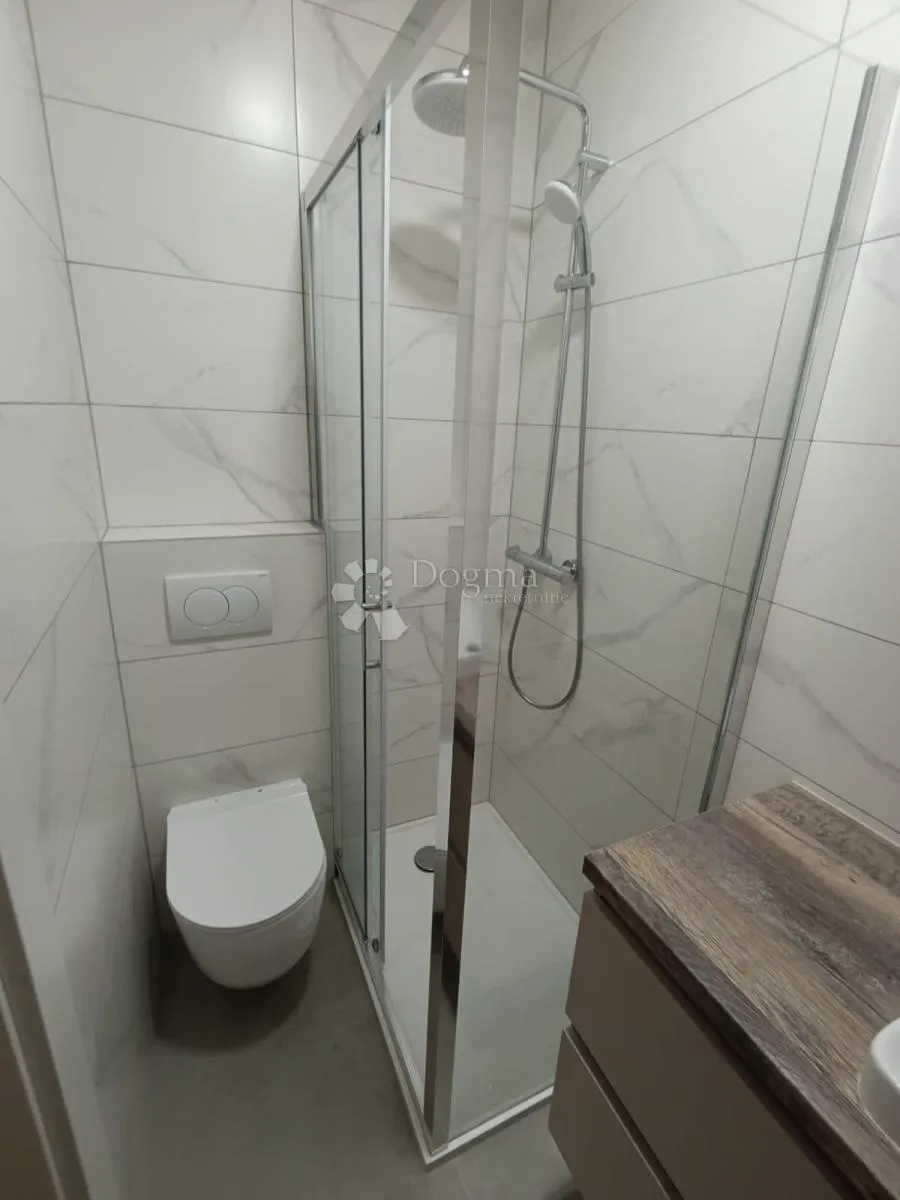 prostrani apartman u mandrama - slika 18