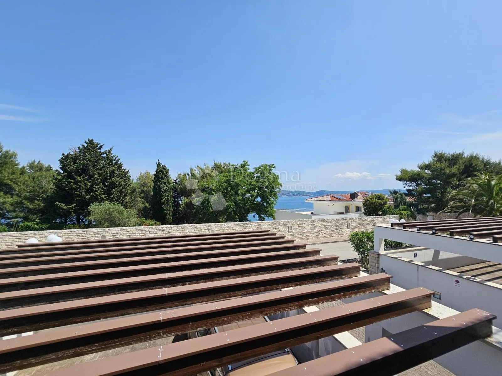 prostrani stan 100m od uređene plaže - slika 12