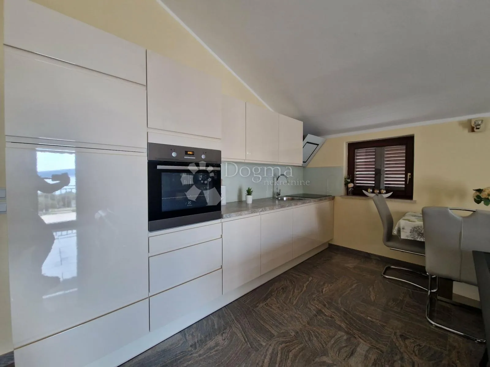 kuća s 4 apartmana - drugi red od mora - slika 69