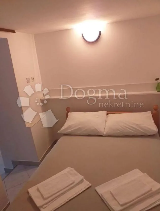 kuća s tri apartmana uz more - slika 16