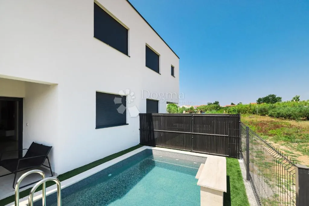 luksuzna dvojna kuća s bazenom – privlaka, 150 m od mora s3 - slika 16