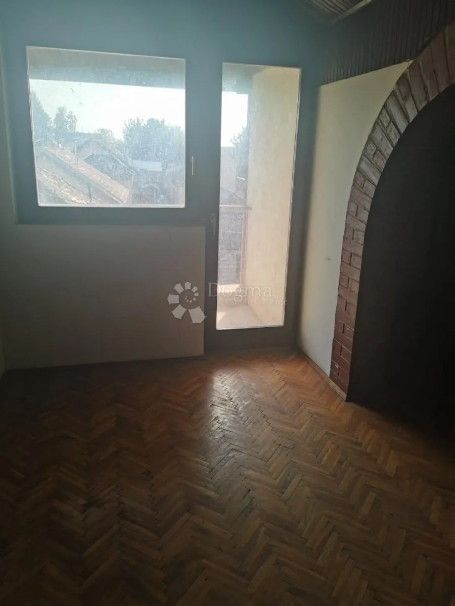 velika kuća na odličnoj lokaciji - slika 21