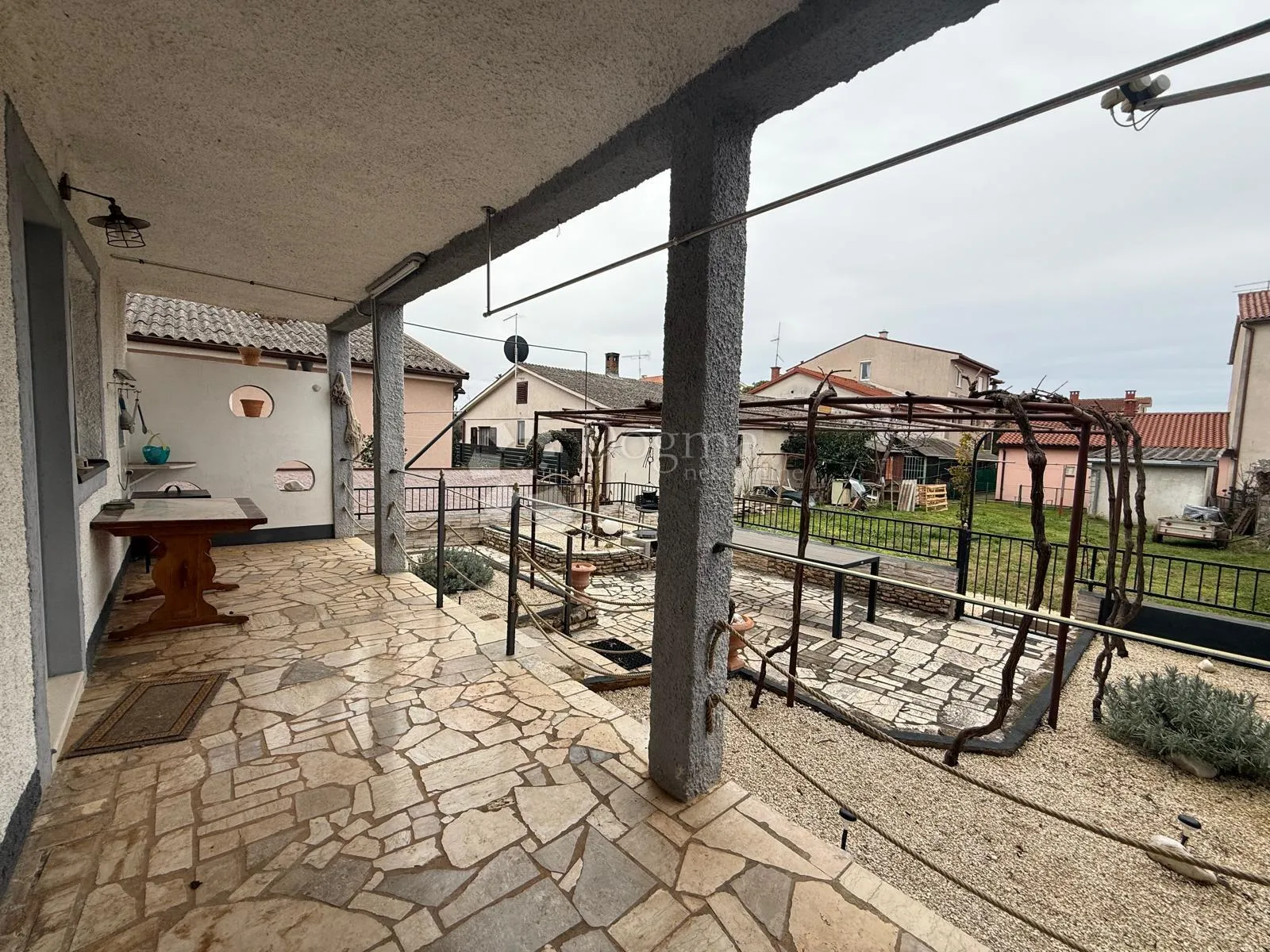 kuća s 2 stana - 300 m od mora - slika 5