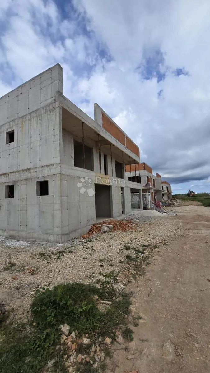moderna vila u sabunikama sa bazenom i pogledom na more- objekt b - slika 11