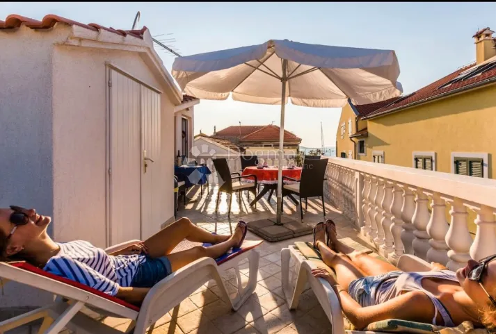 kuća u tisnom sa 3 apartmana, nekoliko metara od mora - slika 3