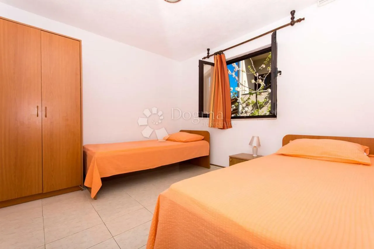 kuća s apartmanima, bazenom i garažom – okrug gornji - slika 10