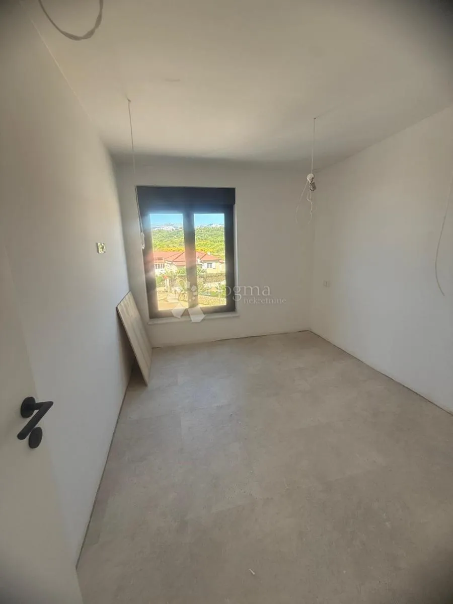 apartman na zadnjoj etaži s krovnom terasom i pogledom na more - slika 9