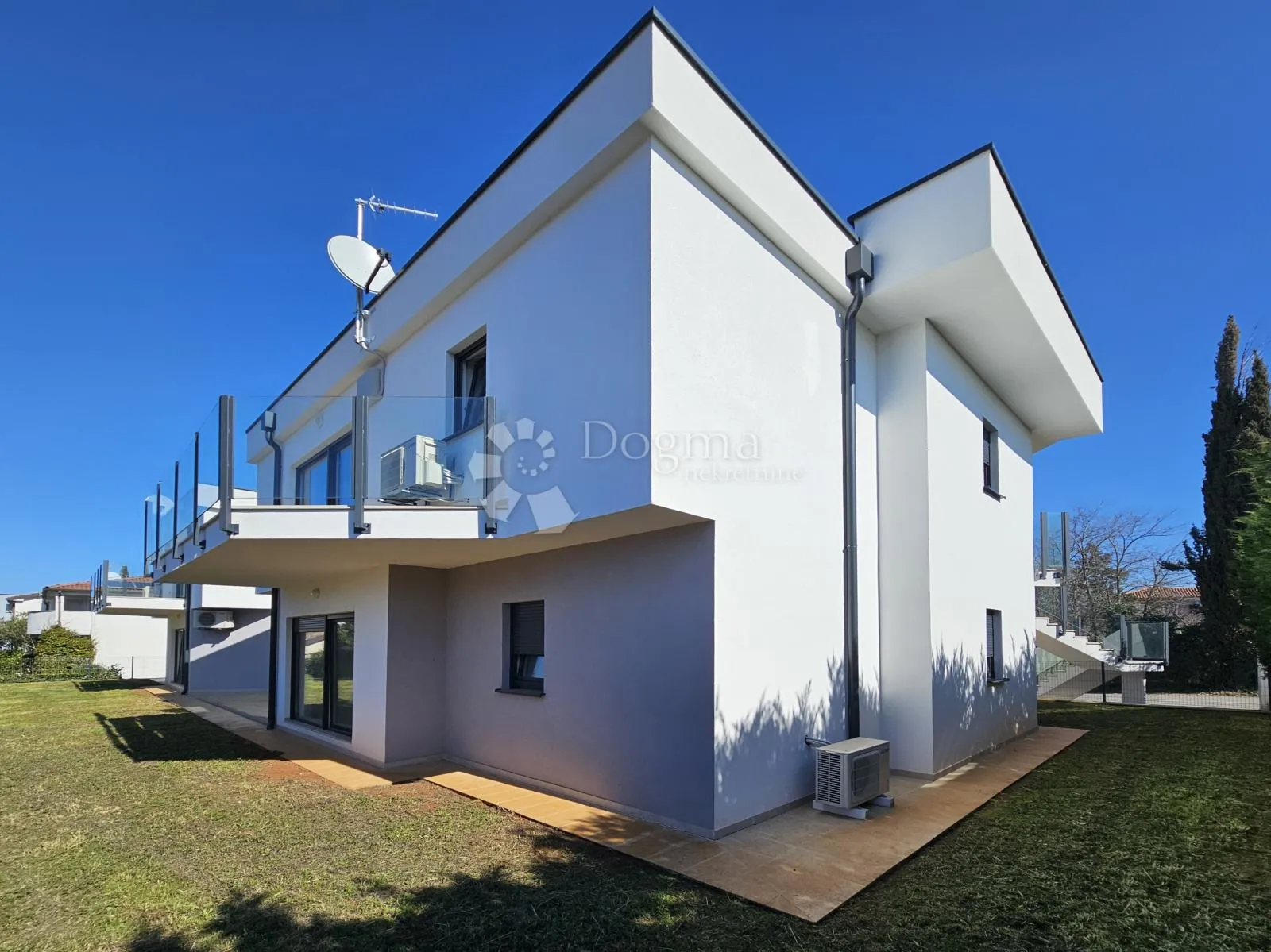 stan 400m od mora sa garažom i vrtom - slika 13