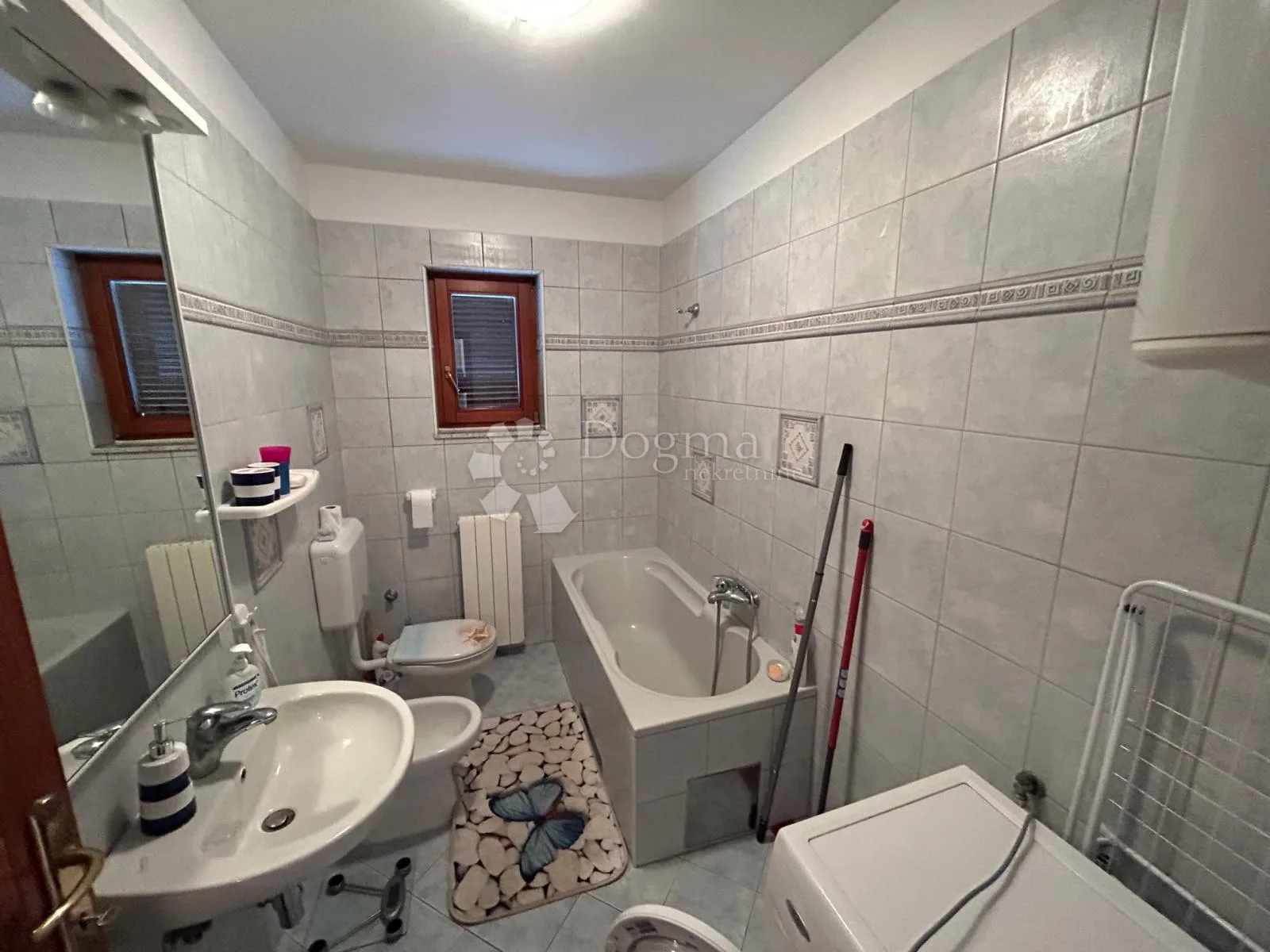 ugodan apartman- novija zgrada, blizina mora ! - slika 8