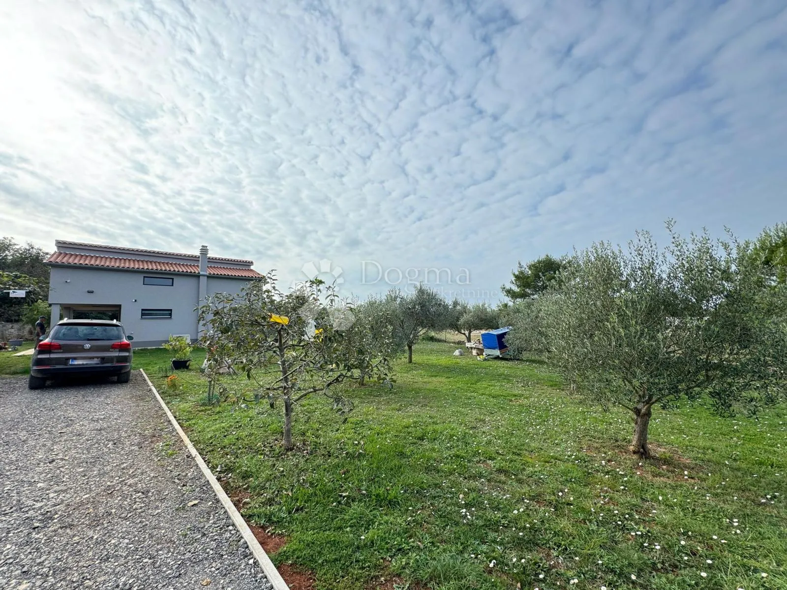 prekrasna kuća na osami okružena prirodom - slika 1