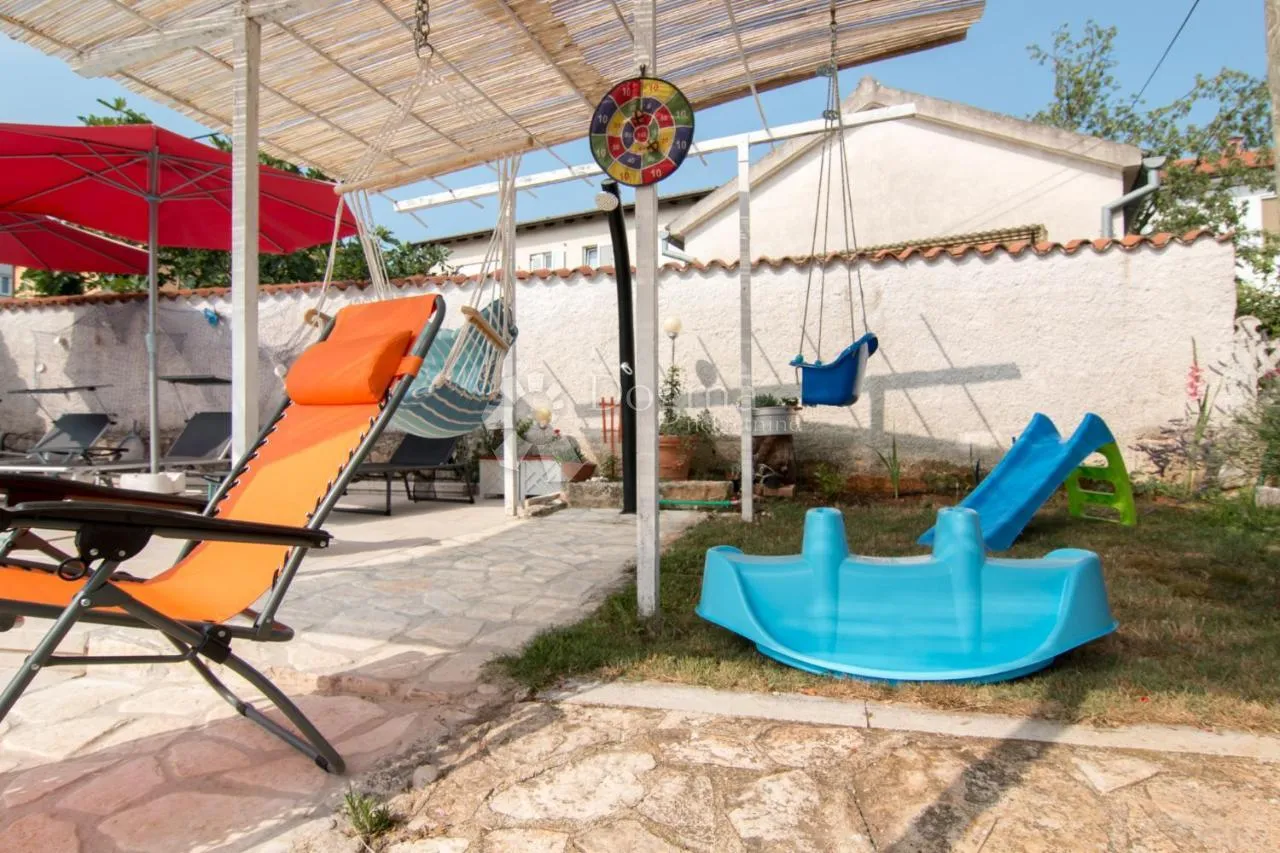 kuća sa bazenom i 4 stambene jedinice - 600m od plaže - slika 9
