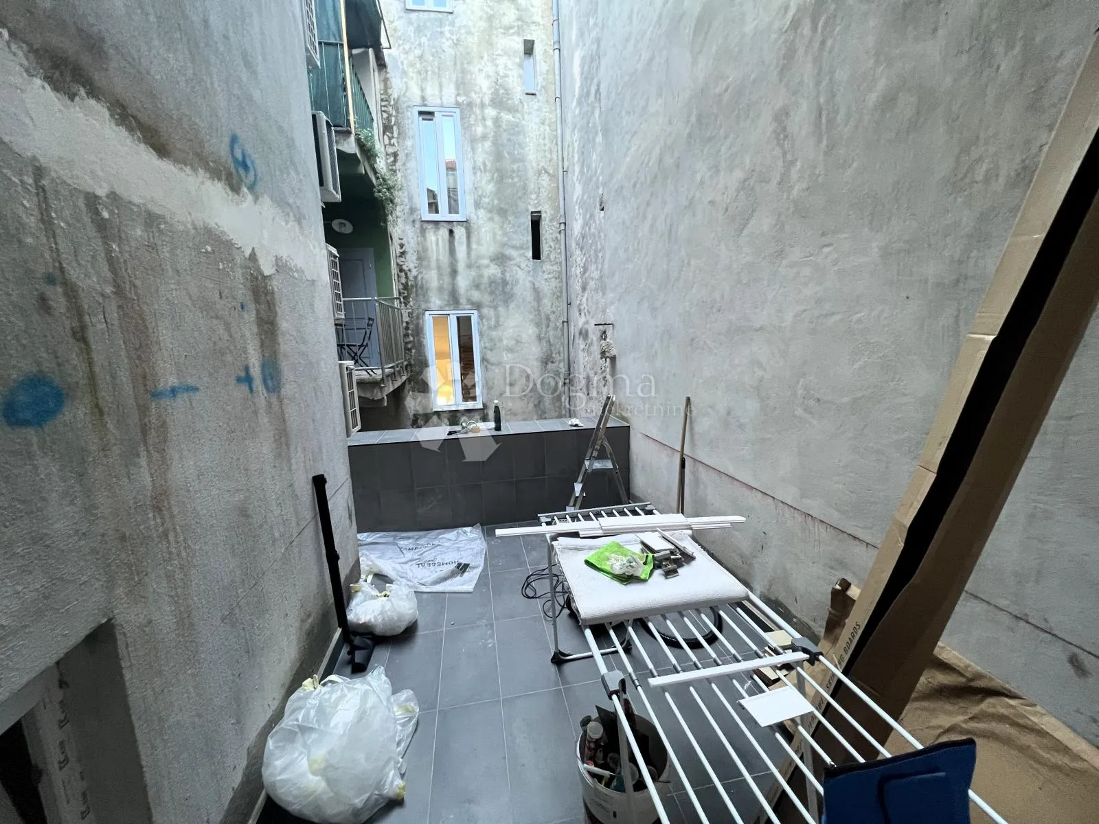 moderan dvoetažni stan nadomak centra i foruma - slika 13