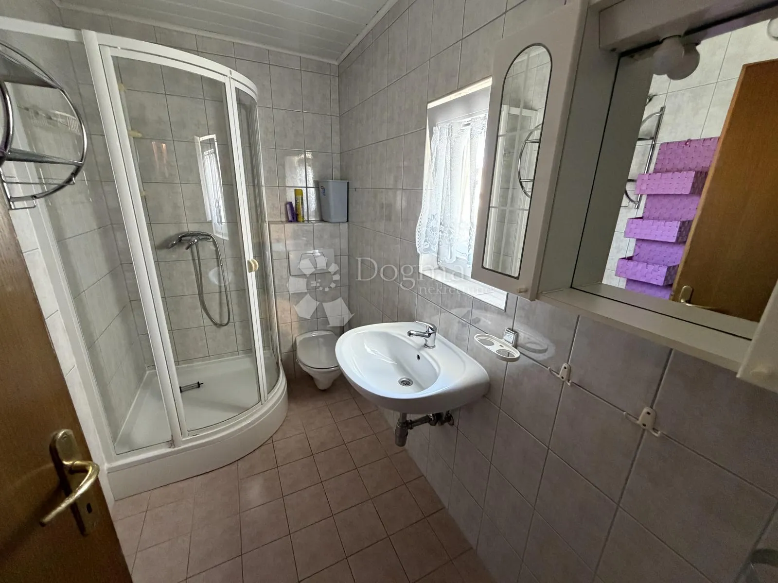 prilika u brodarici- kuća blizu mora, s 6 apartmana i 3-sobnim stanom!! - slika 51
