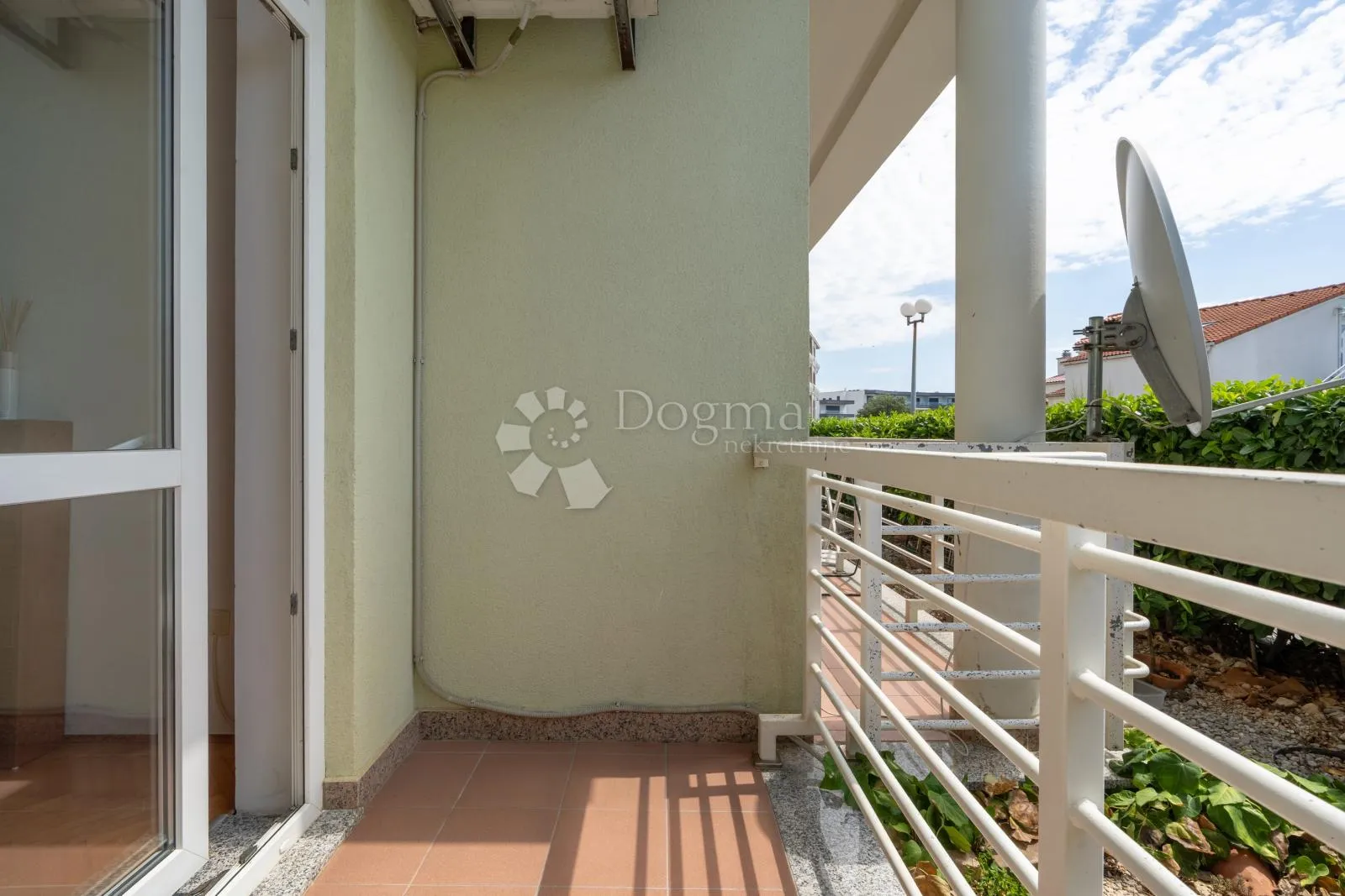 grad krk – elegantan apartman s privatnim vrtom, dvije terase i parkirnim mjestom - slika 15