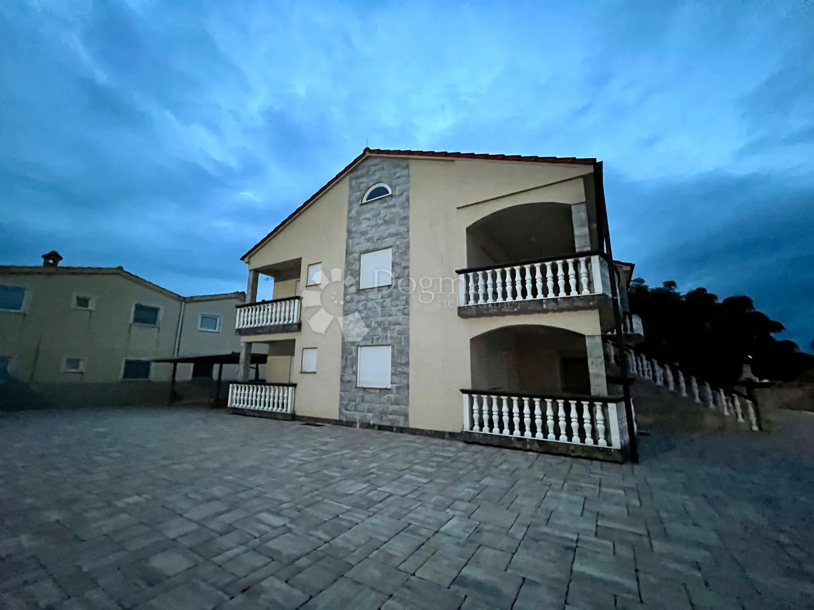 apartmanska kuća s bazenom – 4 apartmana, 150 m od mora – otok vir - slika 3