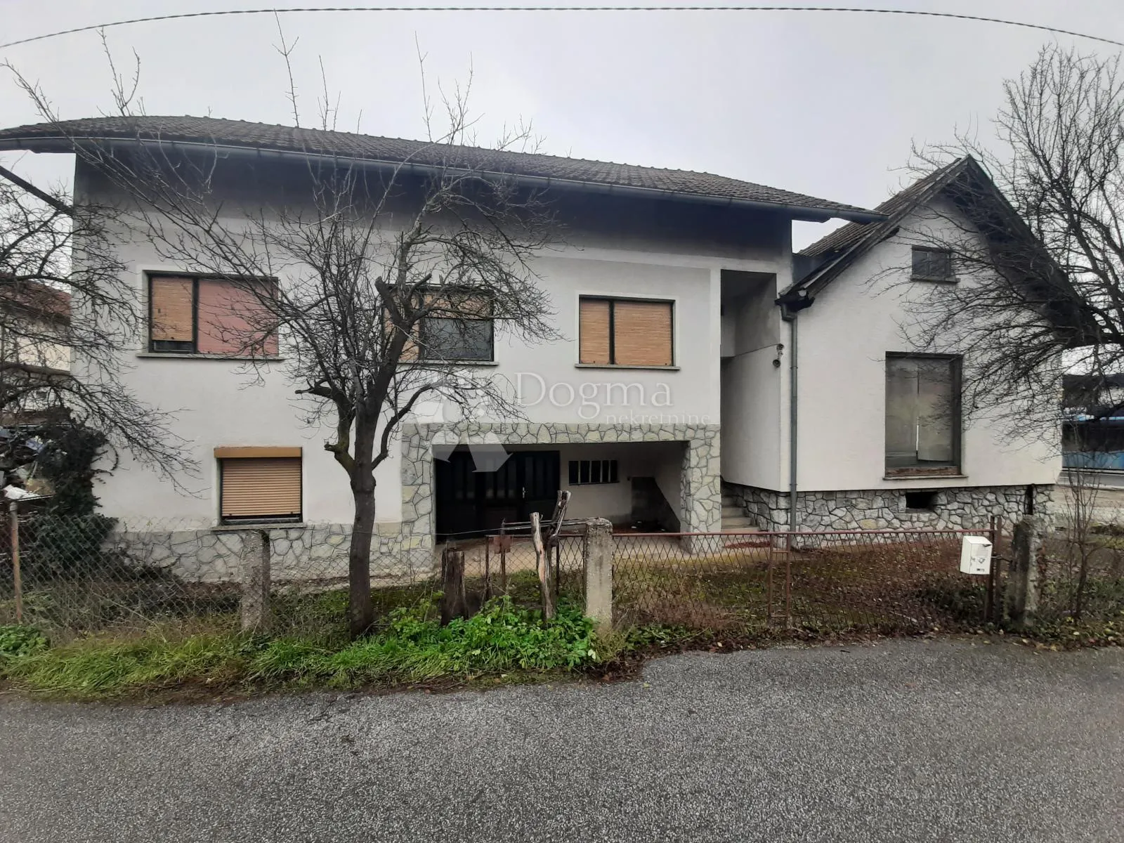 višenamjenska kuća s posl. prostorom- 250m2 + veliki parking - slika 1