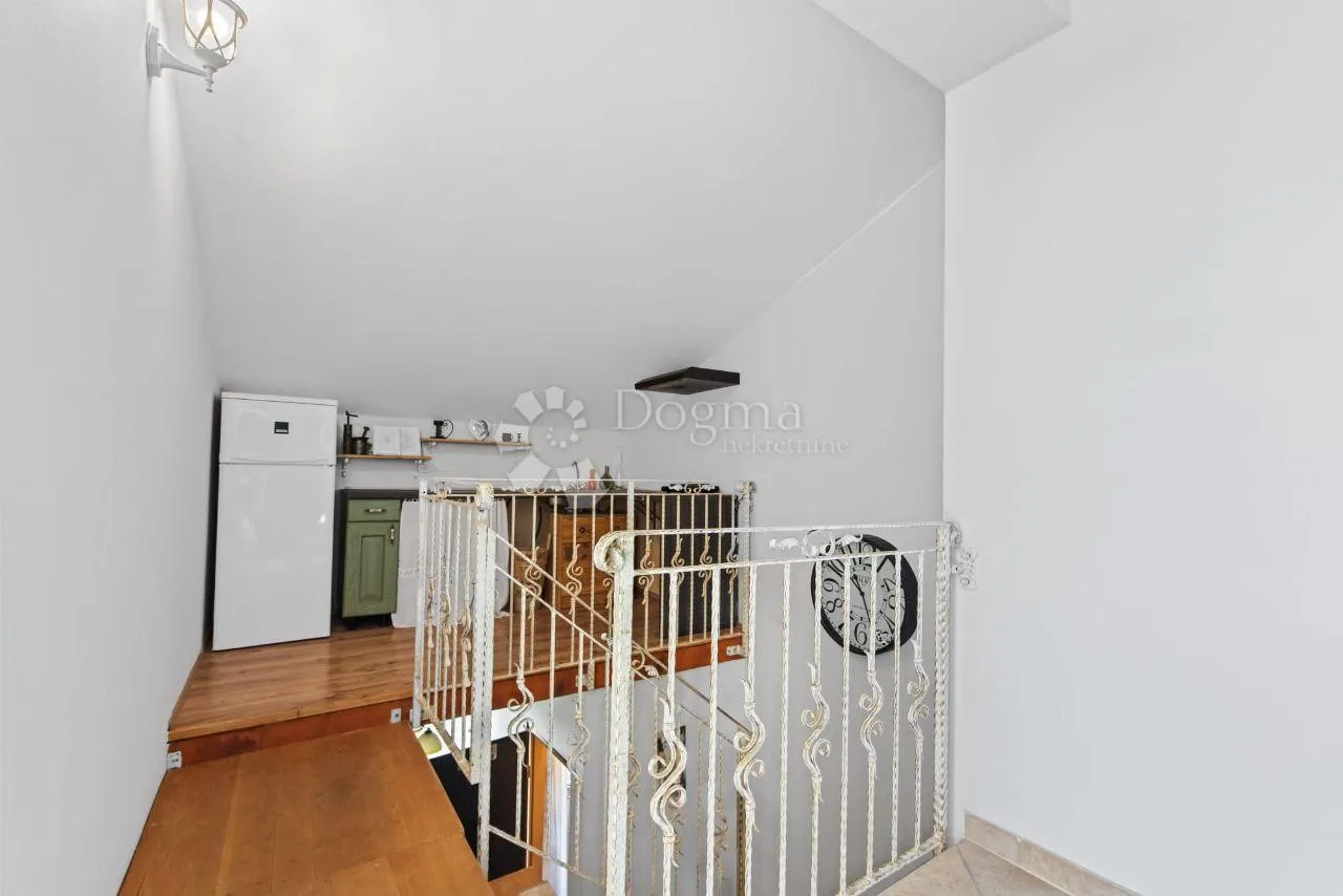 romantična kamena villa s bazenom - slika 15