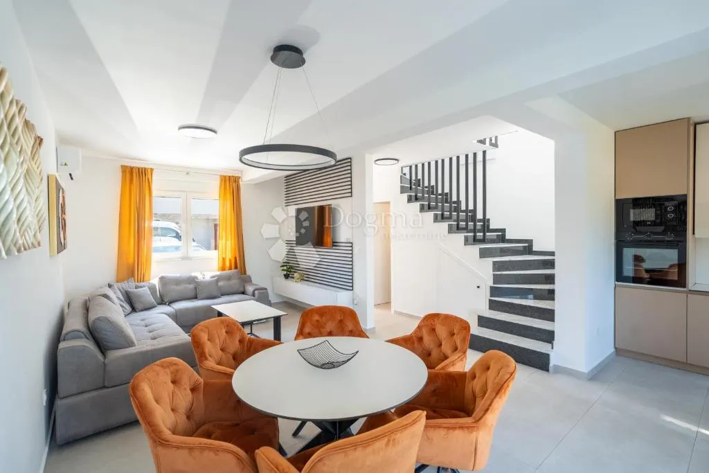 moderna dvojna kuća s bazenom – privlaka, 150 m od mora s1 - slika 5