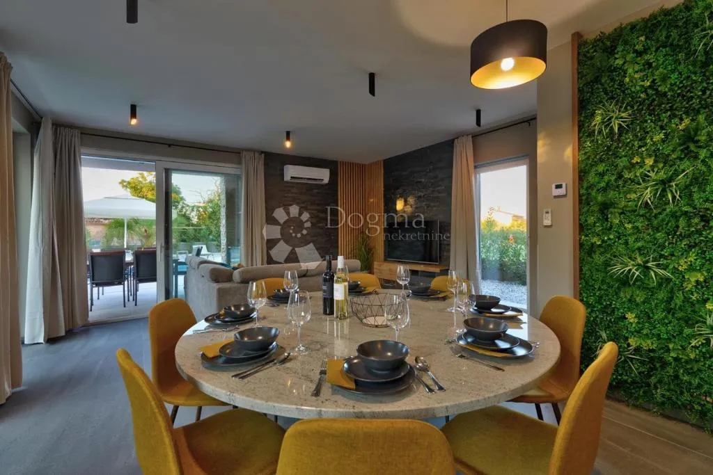 nova villa s bazenom, saunom i jacuzzijem - slika 4