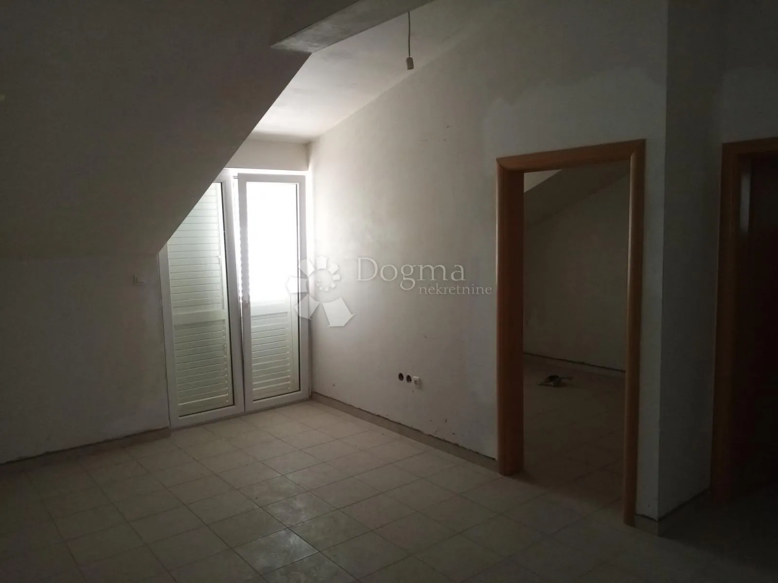 ekskluzivni objekat sa poslovnim prostorima, stanom i 8 apartmana - slika 6