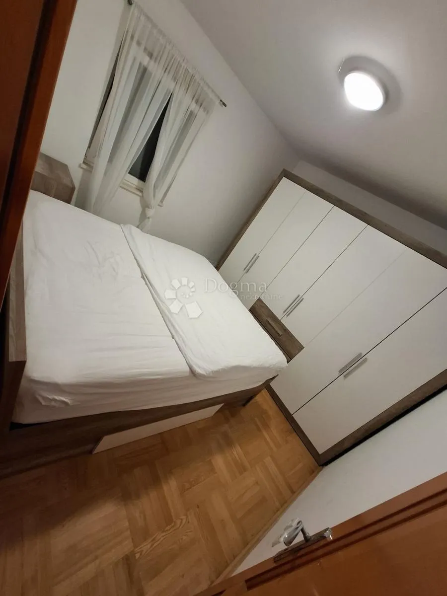 dvosoban stan s parkingom u supetru - slika 16