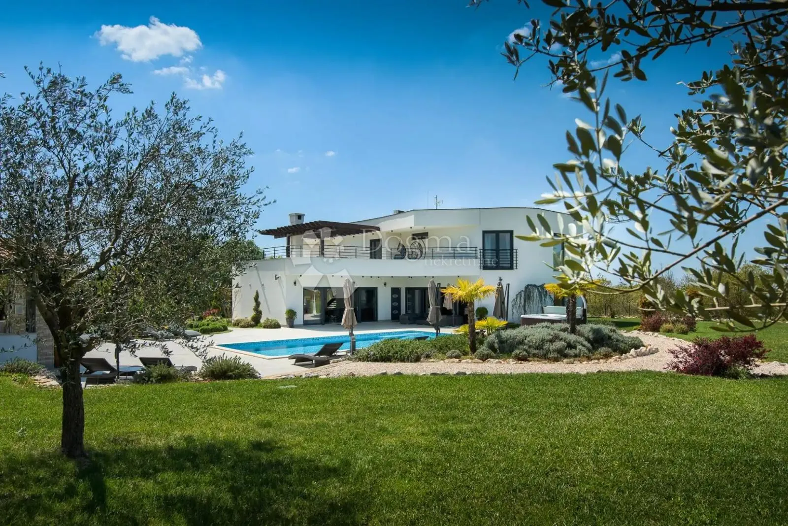 jedinstvena vila na osami sa teniskim i golf terenom - slika 21