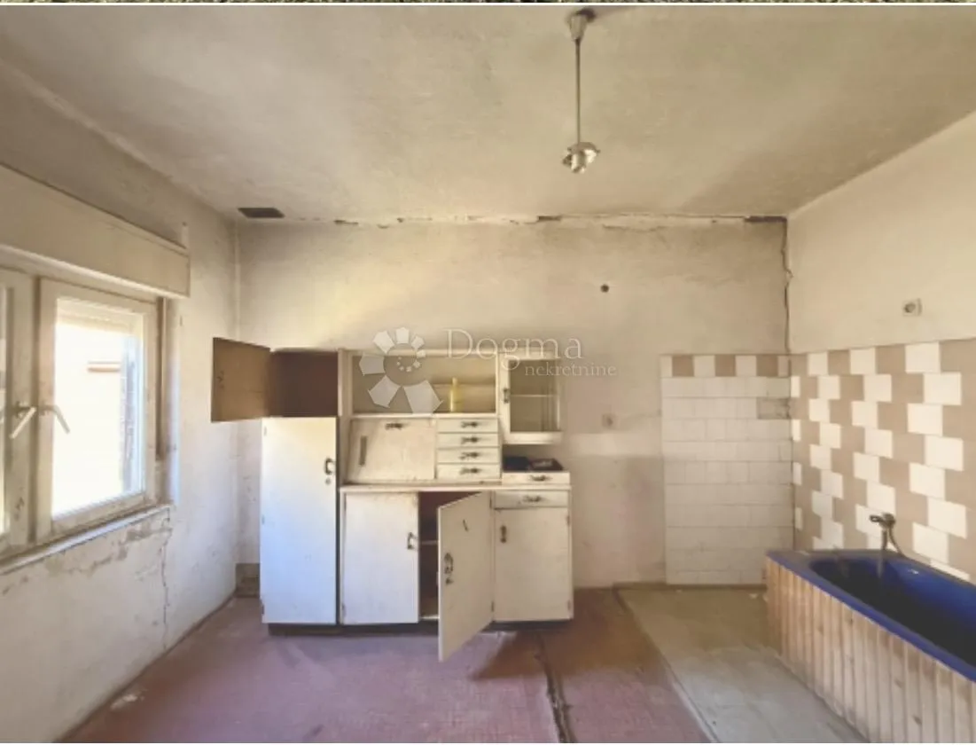 kuća za adaptaciju sa potencijalom - slika 3