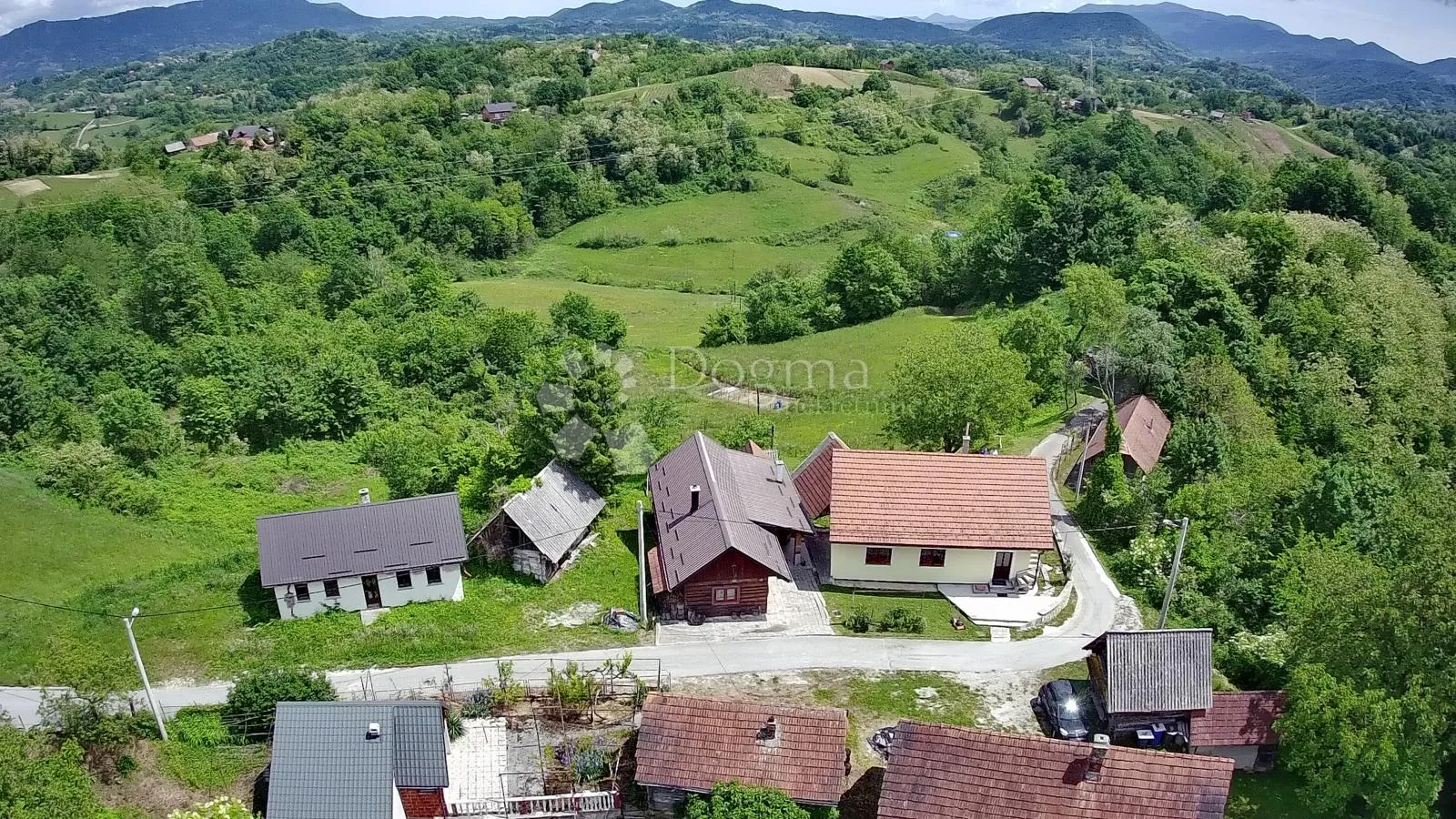 kuća u prirodi s prekrasnim pogledom na ravnu goru i velikom okućnicom - slika 7