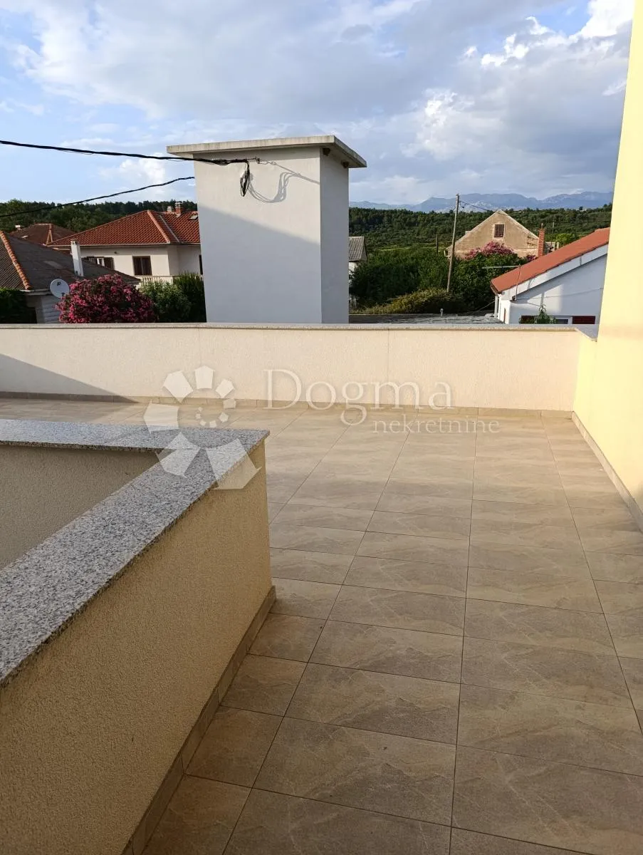 ljubač - kuća s pet stambenih jedinica - slika 28