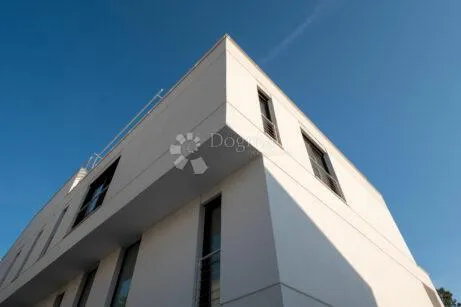 raskošan penthaus s bazenom, 100 m od mora - slika 14