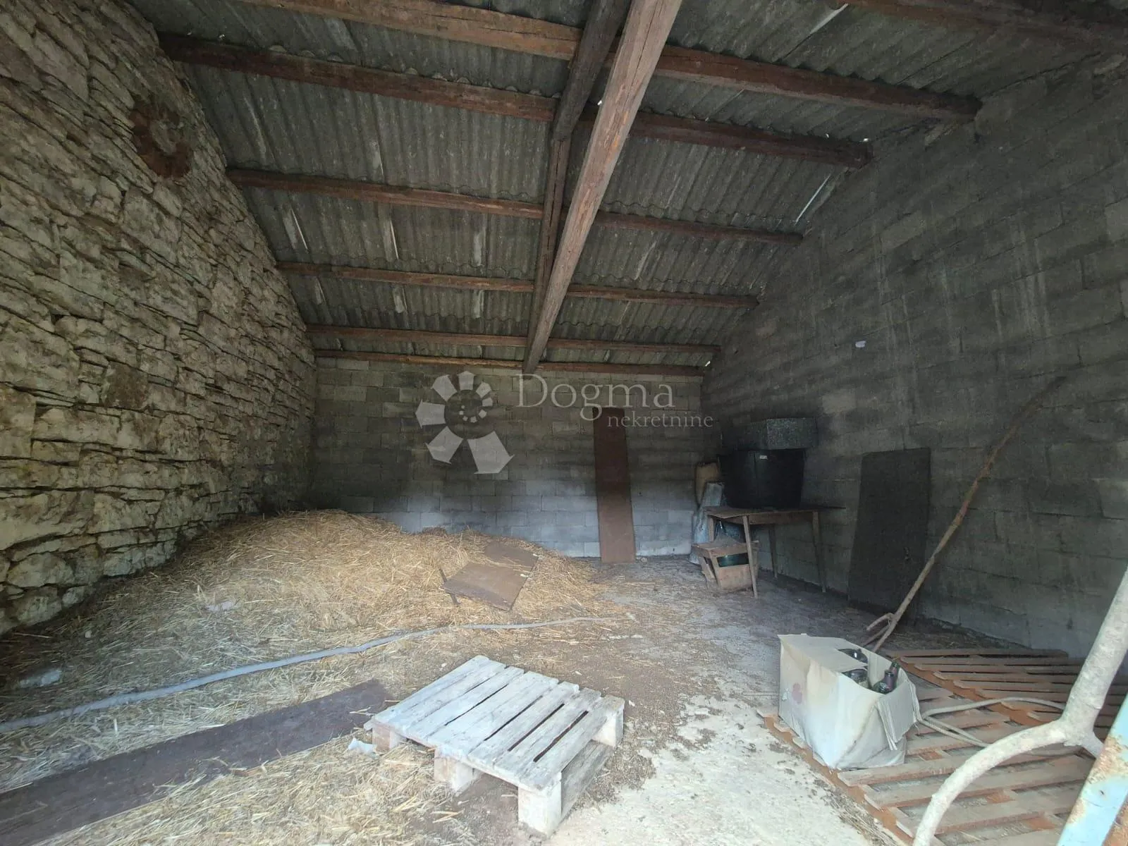 starina za adaptaciju s garažom i dvorištem - slika 10