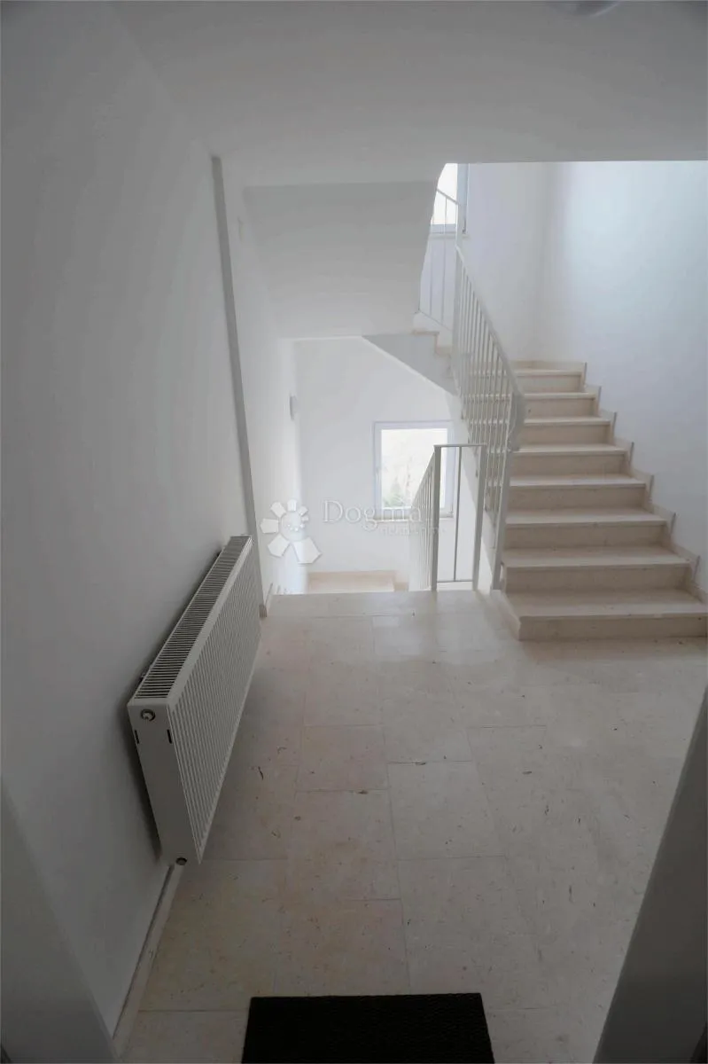 namješteni apartman u mirnom dijelu sukošana, odmah useljiv - slika 10