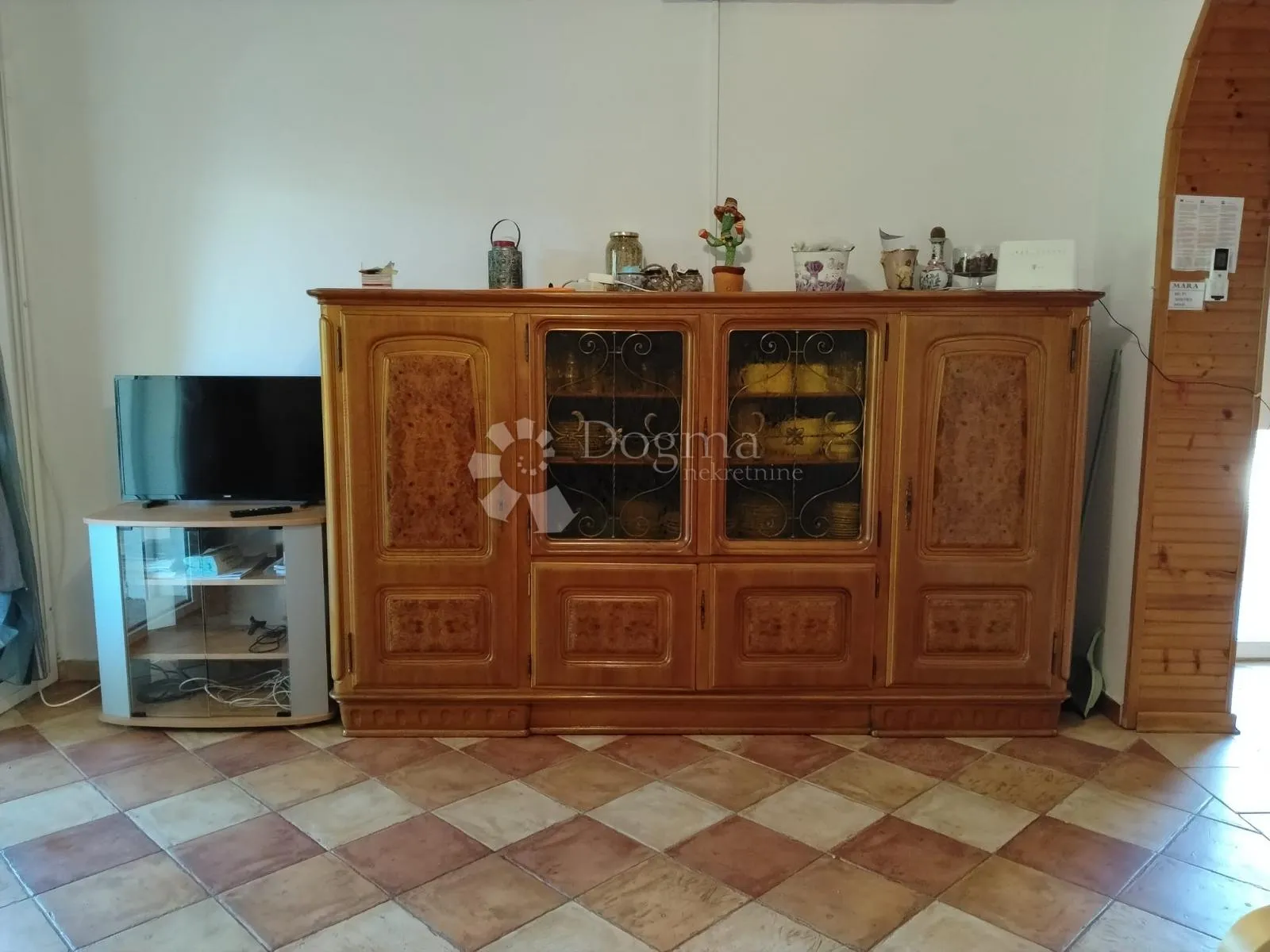 stan u kući turanj - slika 8