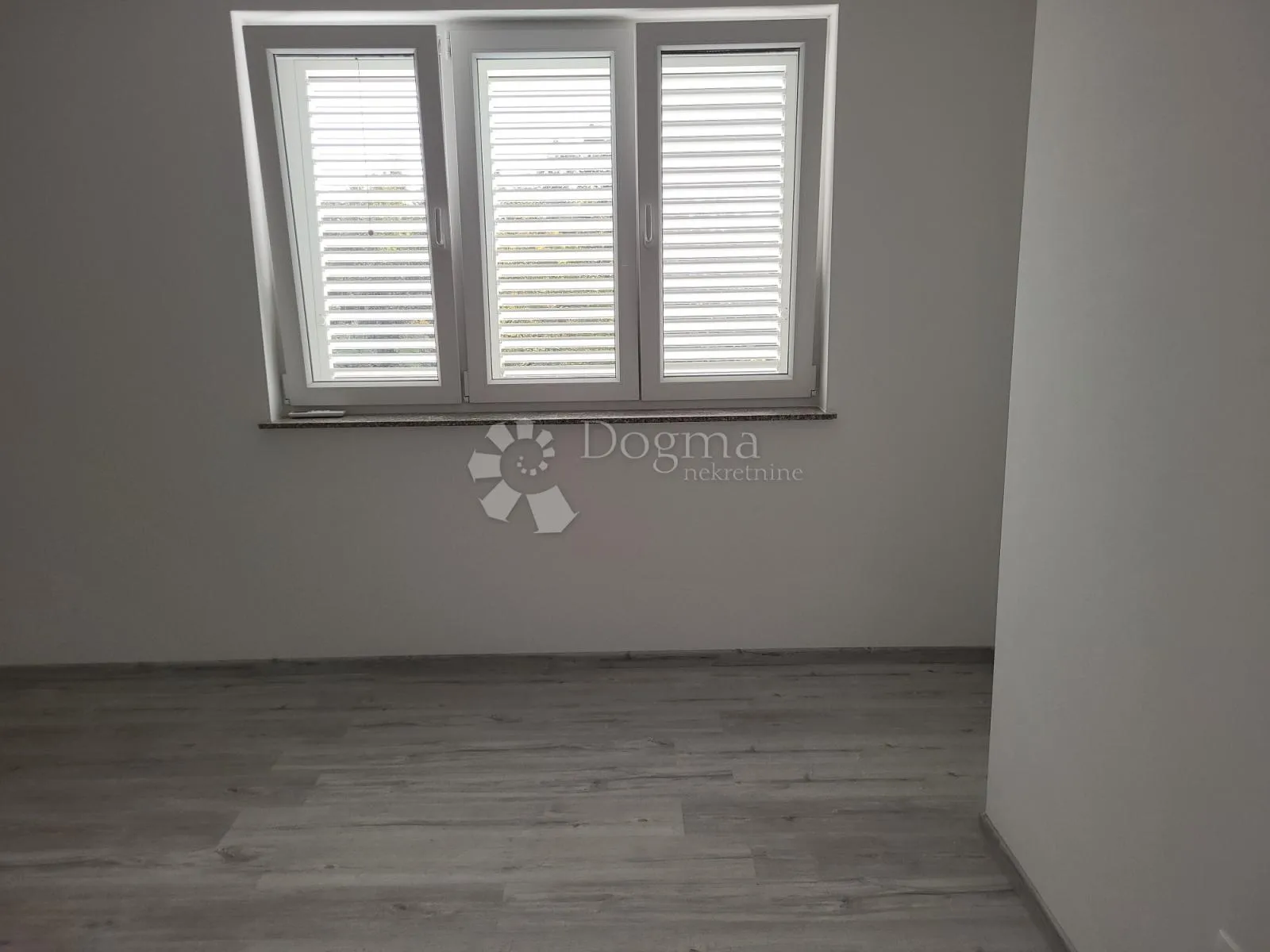 kuća sa bazenom na mirnoj lokaciji - slika 11