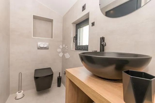 vila s bazenom i velikim maslinikom, crno - zadar! - slika 13