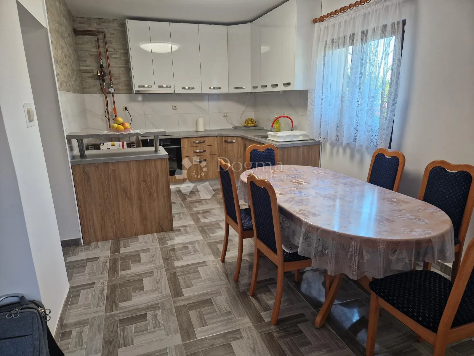 kuća u prirodi s prekrasnim pogledom na ravnu goru i velikom okućnicom - slika 19