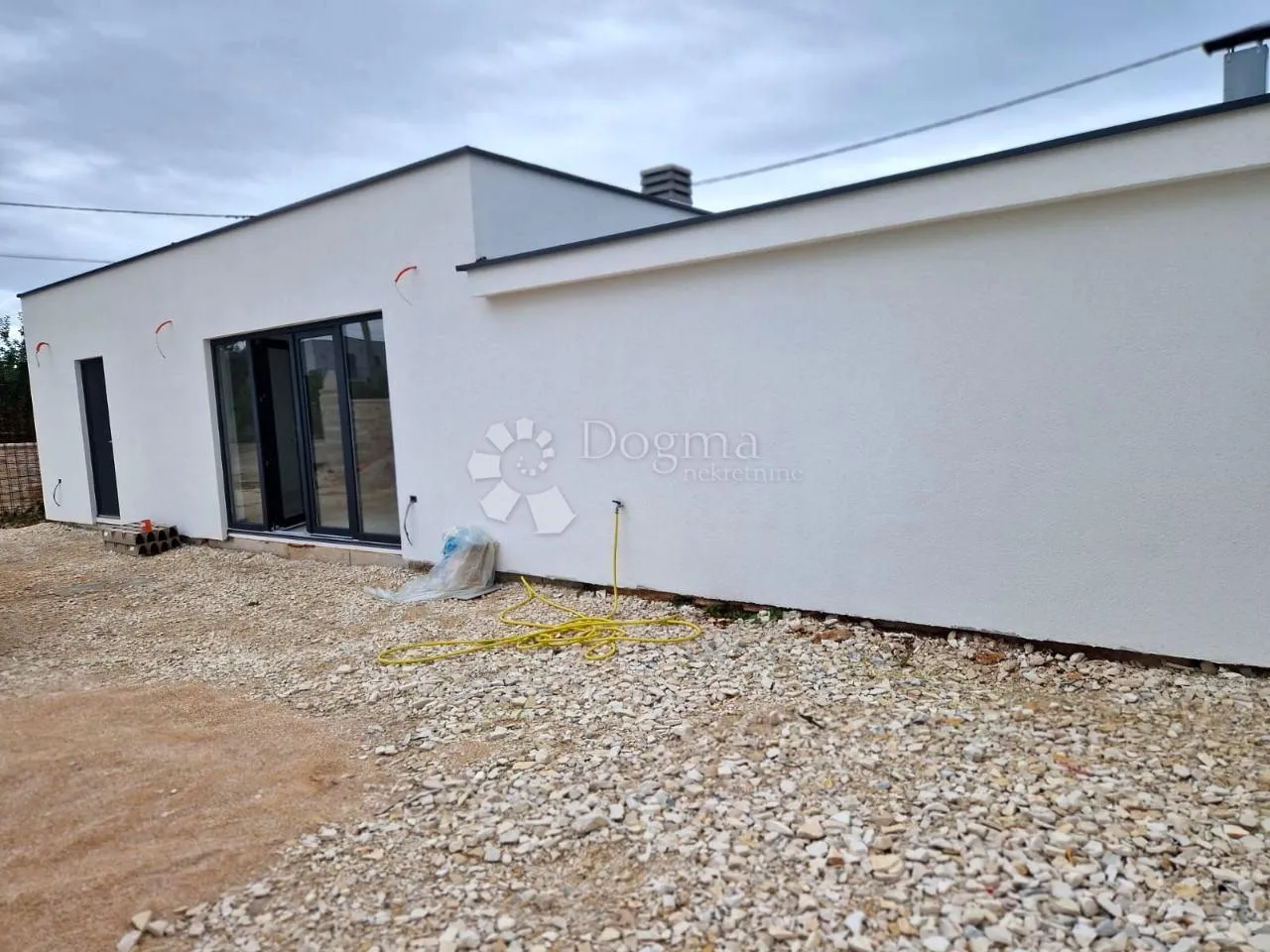 katnica sa dvorištem i ljetnom kuhinjom, okolica vodnjana - slika 3